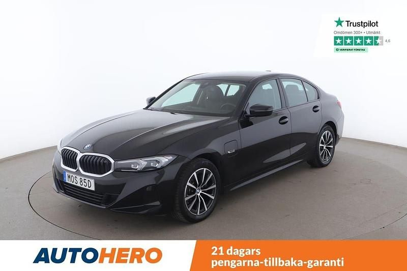 Svart Begagnad 2022 BMW 330e Sedan | 380 000 kr (Marknadspris) - Bild 1/4