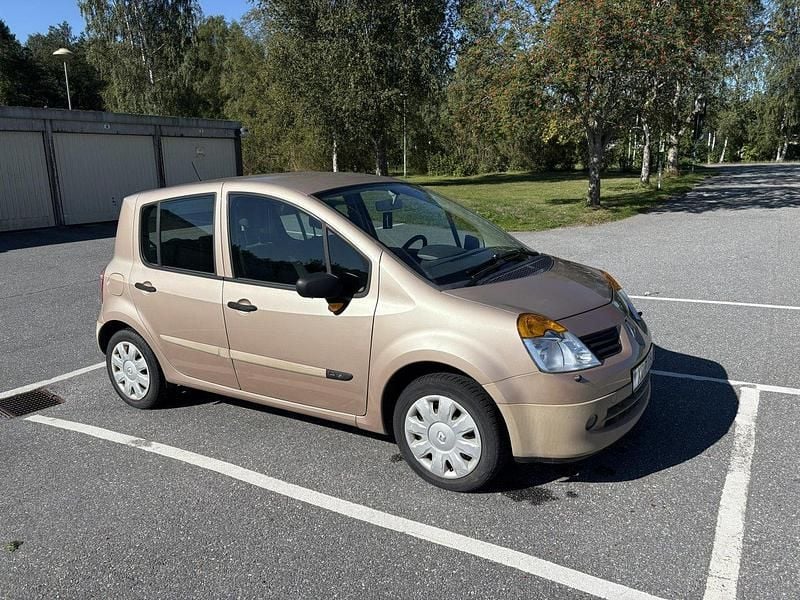 Brun Begagnad 2006 Renault Modus Minibuss | 16 000 kr (Marknadspris) - Bild 1/4