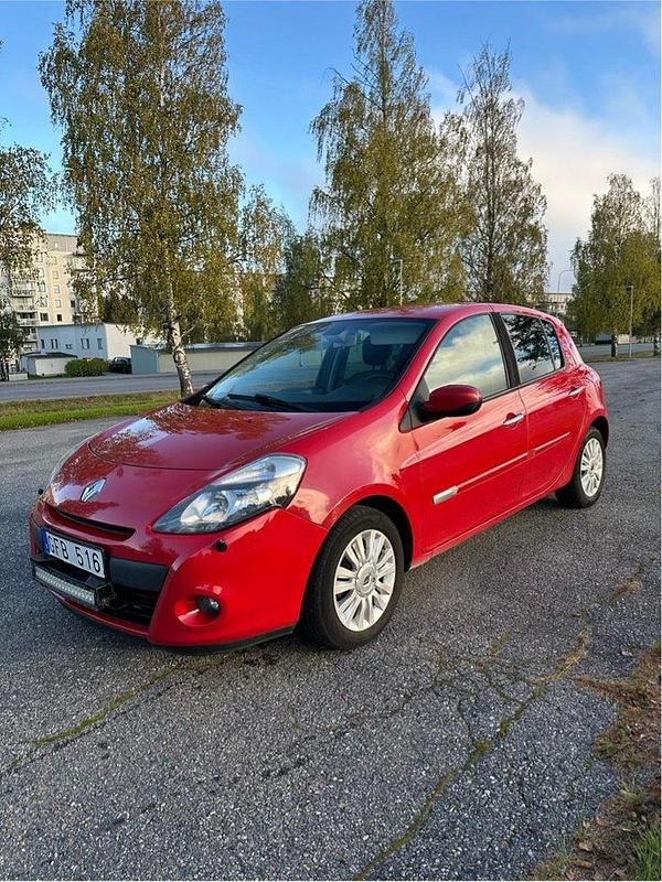 Röd Begagnad 2011 Renault Clio II Halvkombi | 36 900 kr (Lite dyr) - Bild 1/4