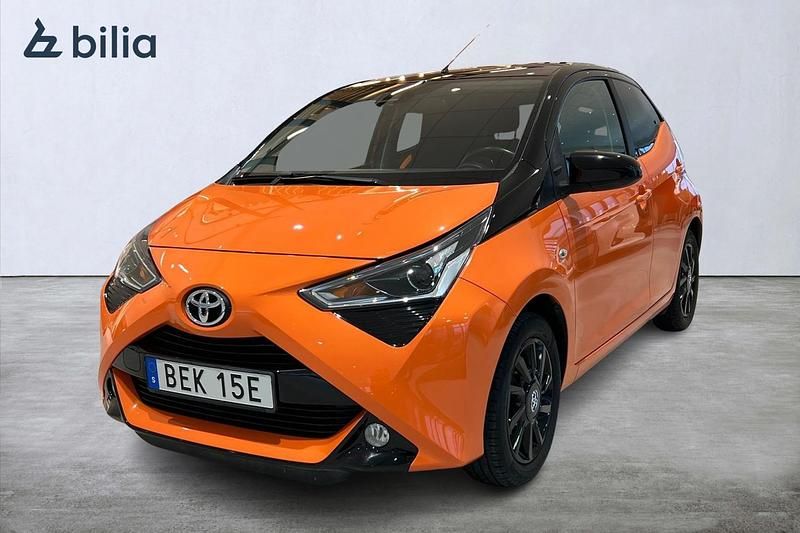Orange Begagnad 2019 Toyota Aygo Halvkombi | 109 900 kr (Marknadspris) - Bild 1/3