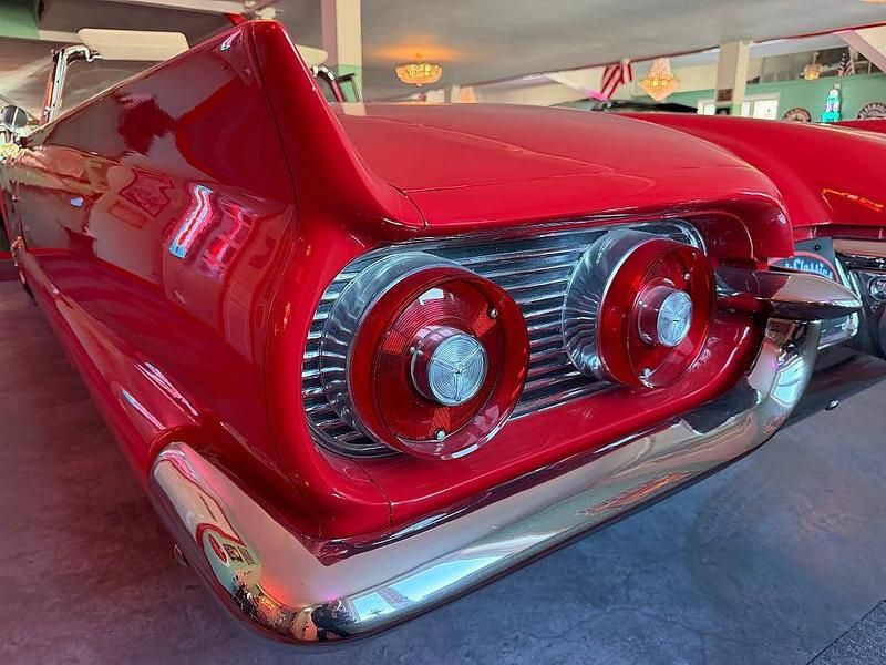 Begagnad Ford Thunderbird 301 HK (221 kW) 1959 Röd Cab