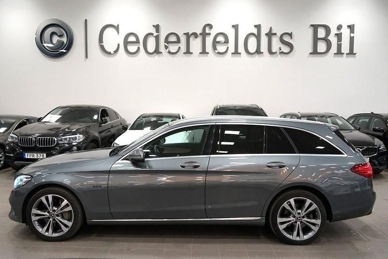 Grå Begagnad 2020 Mercedes C300 Avantgarde Kombi | 229 899 kr (Marknadspris) - Bild 1/4