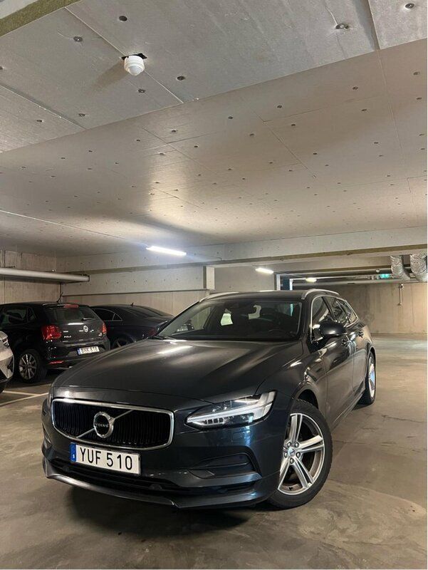 Grå Begagnad 2019 Volvo V90 Momentum Kombi | 260 000 kr (Marknadspris) - Bild 1/4