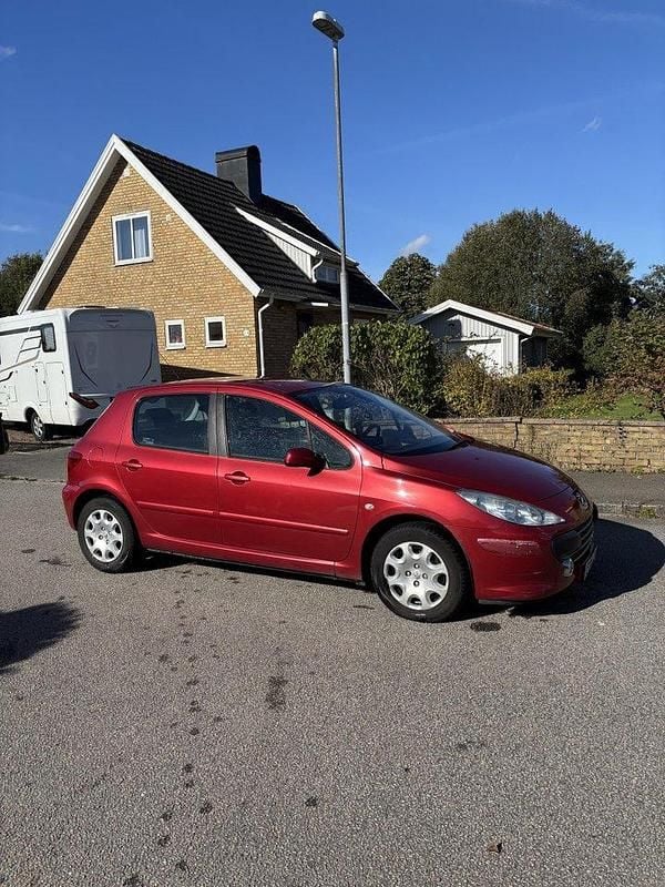Röd Begagnad 2007 Peugeot 307 Halvkombi | 25 000 kr (Marknadspris) - Bild 1/4