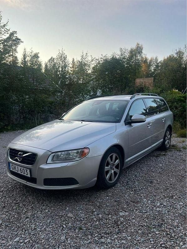 Grå Begagnad 2013 Volvo V70 Kombi | 89 900 kr (Marknadspris) - Bild 1/4