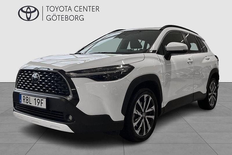 Vit Begagnad 2024 Toyota Corolla Cross Style SUV | 374 900 kr (Marknadspris) - Bild 1/4