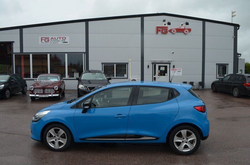 Blå Begagnad 2013 Renault Clio IV Halvkombi | 69 000 kr (Marknadspris) - Bild 1/4