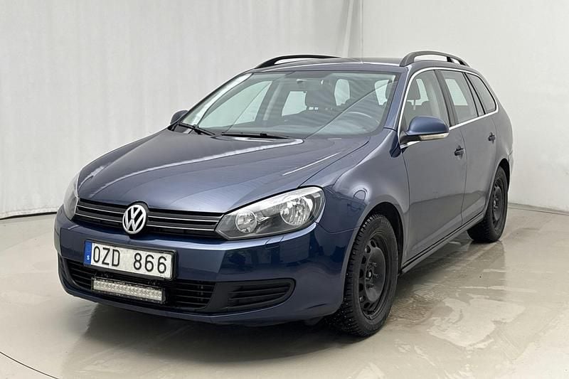 Mörkblå Begagnad 2013 VW Golf VI Halvkombi | 39 000 kr (Superpris) - Bild 1/4