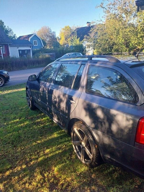 Grå Begagnad 2011 Skoda Octavia Elegance Kombi | 39 900 kr (Superpris) - Bild 1/4