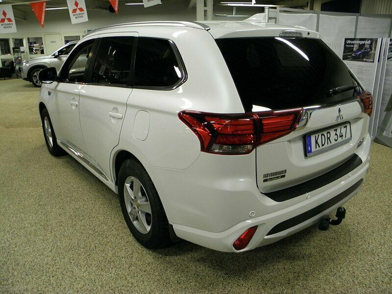Begagnad Mitsubishi Outlander P-HEV 122 HK (89 kW) 2016 Vit Kombi