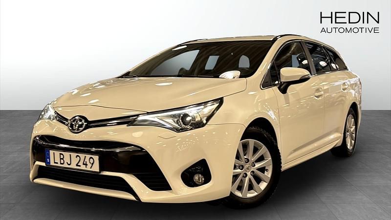 Vit Begagnad 2018 Toyota Avensis Kombi | 180 000 kr - Bild 1/4