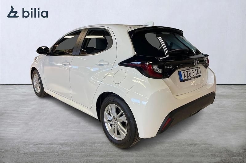 Begagnad Toyota Yaris Hybrid Active 92 HK (67 kW) 2023 Vit Halvkombi