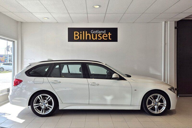 Vit Begagnad 2017 BMW 330 M Sport Kombi | 239 800 kr (Marknadspris) - Bild 1/4