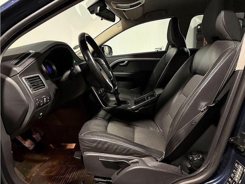 Begagnad Volvo V70 Momentum 163 HK (119 kW) 2011 Blå Kombi