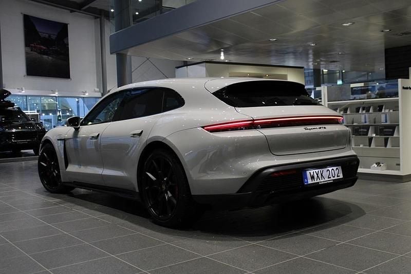 Begagnad Porsche Taycan GTS Sport Turismo 514 kW (700 HK) 2024 Grå Sedan