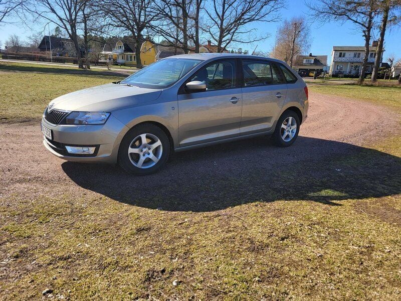 Brun Begagnad 2015 Skoda Rapid Halvkombi | 119 000 kr (Lite dyr) - Bild 1/4