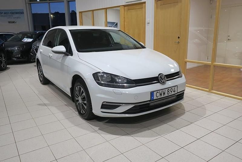 Begagnad VW Golf VII 110 HK (80 kW) 2018 Vit Halvkombi