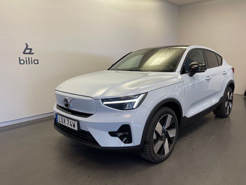 Ljusblå Begagnad 2023 Volvo EC40 Plus SUV | 529 900 kr (Superpris) - Bild 1/3