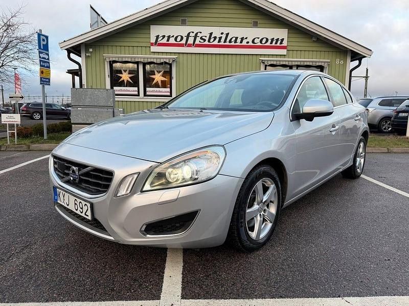 Ljusgrå Begagnad 2010 Volvo S60 Momentum Sedan | 74 900 kr (Marknadspris) - Bild 1/4