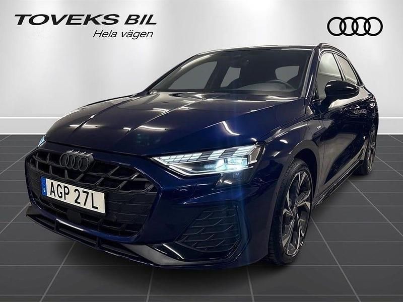 Navarrablå metallic Begagnad 2025 Audi A3 Sportback S-Line Halvkombi | 479 000 kr - Bild 1/4