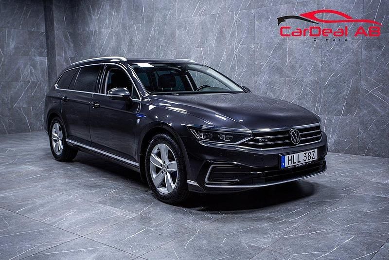 Mörkgrå Begagnad 2021 VW Passat GTE Kombi | 168 800 kr (Bra pris) - Bild 1/4