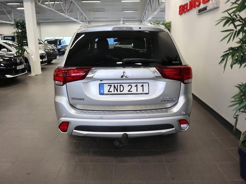 Begagnad Mitsubishi Outlander 121 HK (88 kW) 2018 Silver SUV