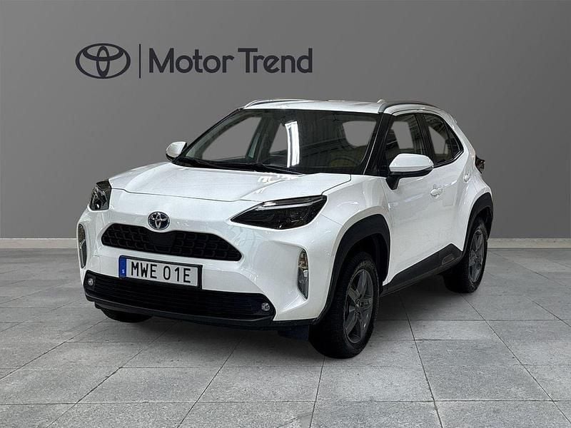 Vit Begagnad 2022 Toyota Yaris Hybrid Active SUV | 259 000 kr (Bra pris) - Bild 1/4