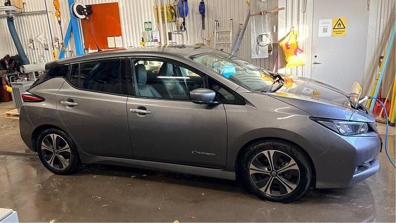 Grå Begagnad 2019 Nissan Leaf Tekna Halvkombi | 129 000 kr (Marknadspris) - Bild 1/4
