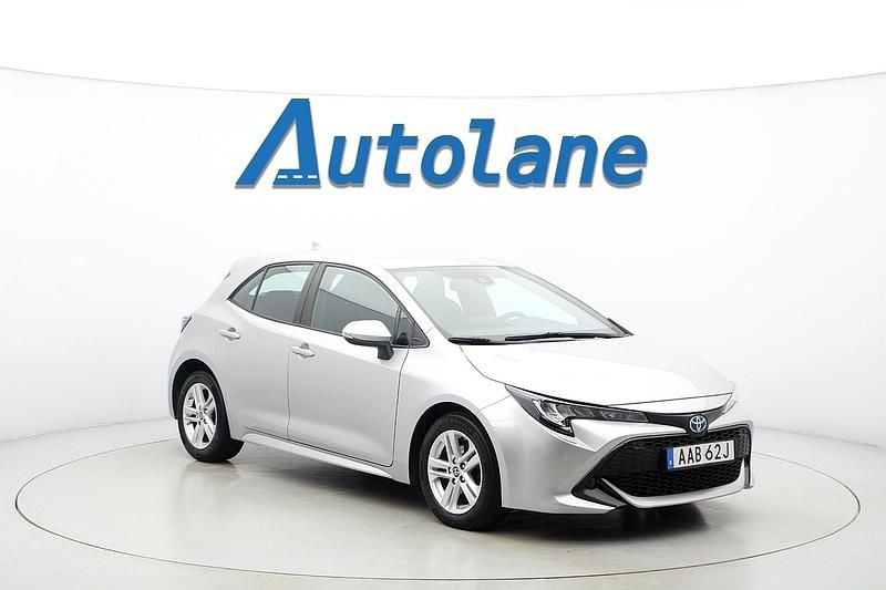Silver Begagnad 2022 Toyota Corolla Hybrid Active Halvkombi | 189 900 kr (Marknadspris) - Bild 1/3