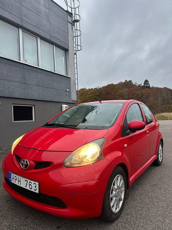 Röd Begagnad 2008 Toyota Aygo Halvkombi | 34 900 kr (Marknadspris) - Bild 1/4