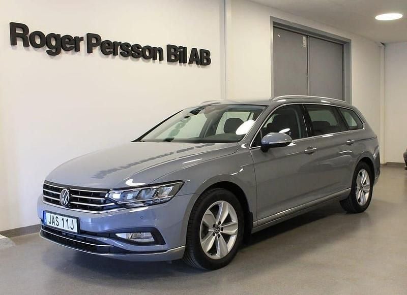 Grå Begagnad 2023 VW Passat GT Kombi | 349 000 kr (Marknadspris) - Bild 1/4