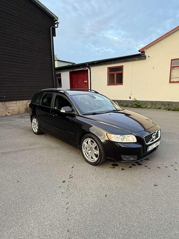 Svart Begagnad 2011 Volvo V50 Momentum Kombi | 47 800 kr (Marknadspris) - Bild 1/4