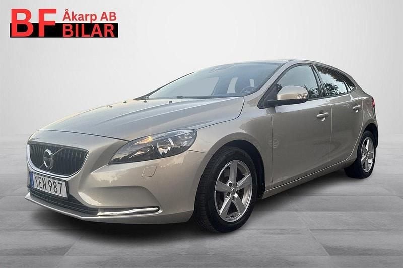 Ljusbrun Begagnad 2016 Volvo V40 Kinetic Kombi | 104 500 kr (Marknadspris) - Bild 1/4