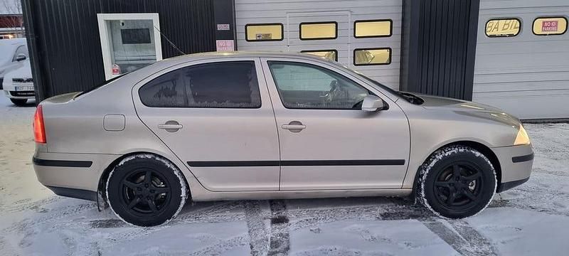 Brun Begagnad 2005 Skoda Octavia | 29 900 kr (Marknadspris) - Bild 1/4
