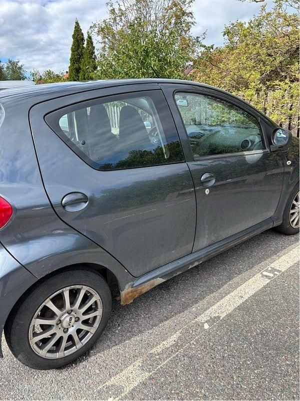 Grå Begagnad 2007 Toyota Aygo Halvkombi | 15 000 kr (Bra pris) - Bild 1/3