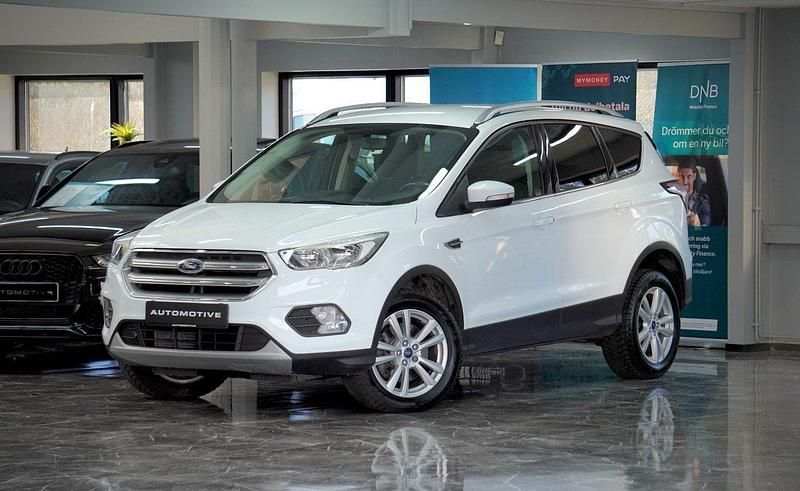 Vit Begagnad 2019 Ford Kuga Trend SUV | 169 900 kr (Dyr) - Bild 1/4