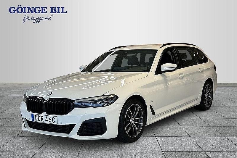 Vit Begagnad 2022 BMW 520 M Sport Kombi | 379 000 kr (Marknadspris) - Bild 1/2