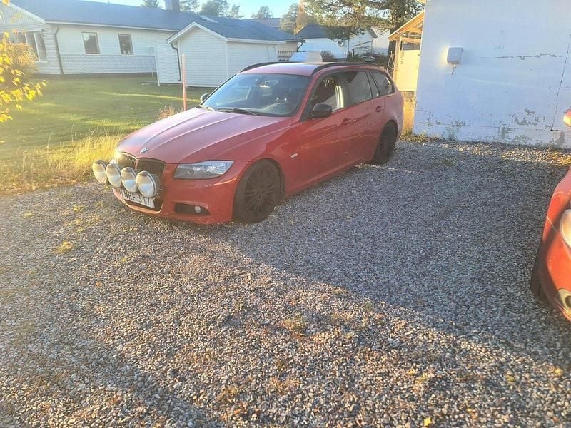 Röd Begagnad 2011 BMW 320 M Sport Kombi | 50 000 kr (Superpris) - Bild 1/1