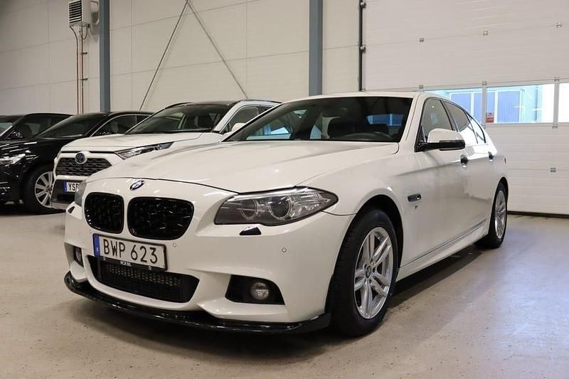 Vit Begagnad 2014 BMW 520 M Sport Sedan | 174 600 kr (Lite dyr) - Bild 1/4
