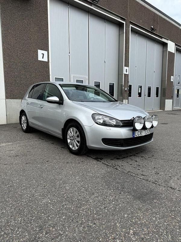 Silver Begagnad 2011 VW Golf VI Halvkombi | 49 900 kr (Superpris) - Bild 1/4