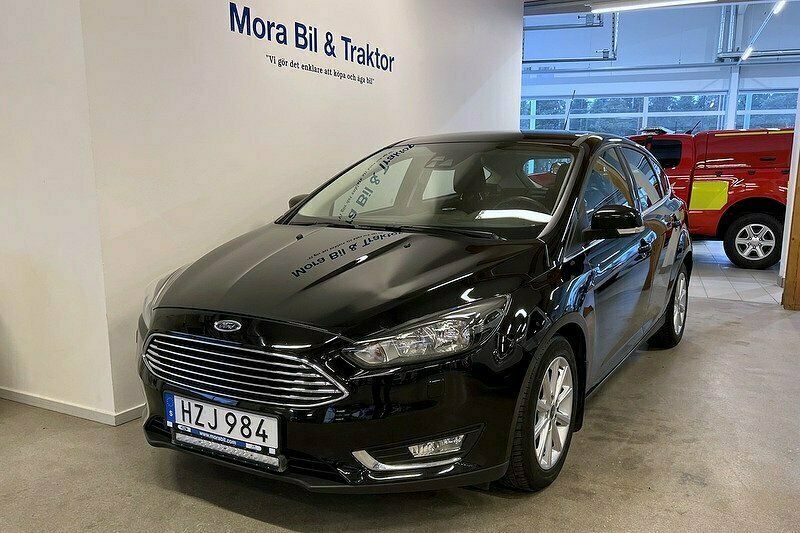 Svart Begagnad 2016 Ford Focus Titanium Halvkombi | 114 900 kr (Marknadspris) - Bild 1/4