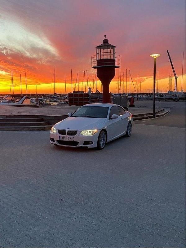 Vit Begagnad 2010 BMW 335 Comfort Edition Sportkupé | 295 000 kr - Bild 1/4