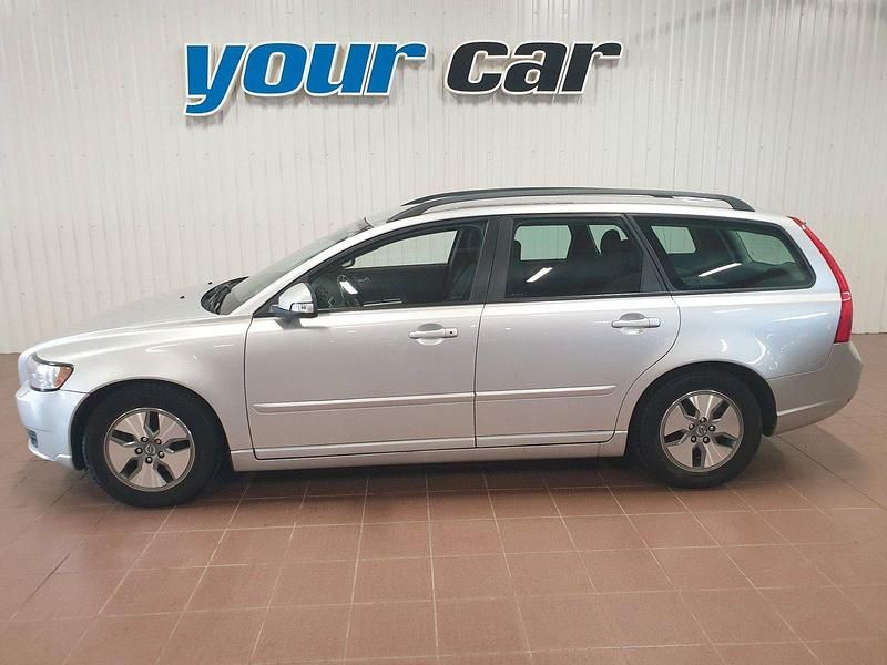 Ljusgrå (gråmetallic) Begagnad 2011 Volvo V50 Kombi | 58 500 kr (Marknadspris) - Bild 1/4
