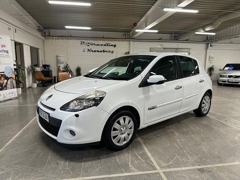 Vit Begagnad 2010 Renault Clio R.S. Halvkombi | 37 900 kr (Marknadspris) - Bild 1/4