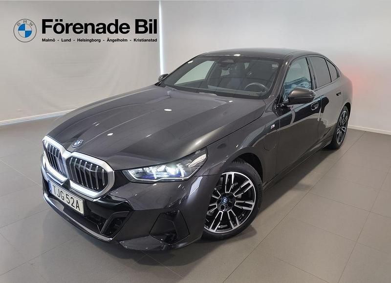 Grå Begagnad 2024 BMW 530e M Sport Sedan | 619 000 kr (Bra pris) - Bild 1/4