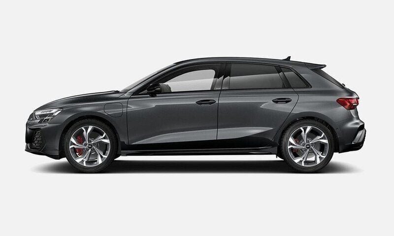 Grå Ny 2024 Audi A3 Sportback e-tron S-Line Sedan | 580 300 kr (Marknadspris) - Bild 1/3