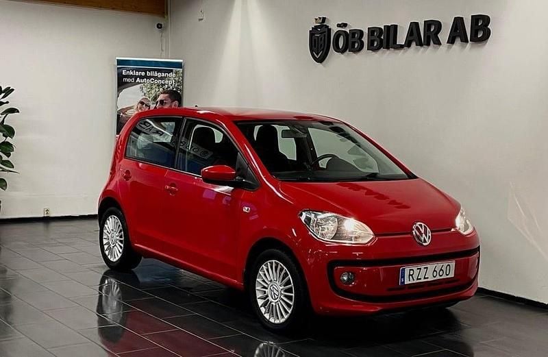 Röd Begagnad 2015 VW up! high up! Halvkombi | 46 900 kr (Marknadspris) - Bild 1/4