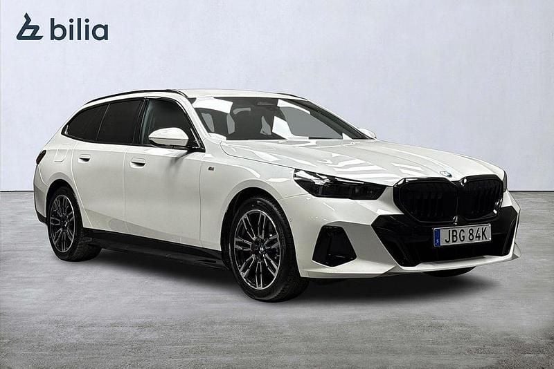 Vit Begagnad 2025 BMW 530e M Sport Kombi | 639 000 kr (Superpris) - Bild 1/4