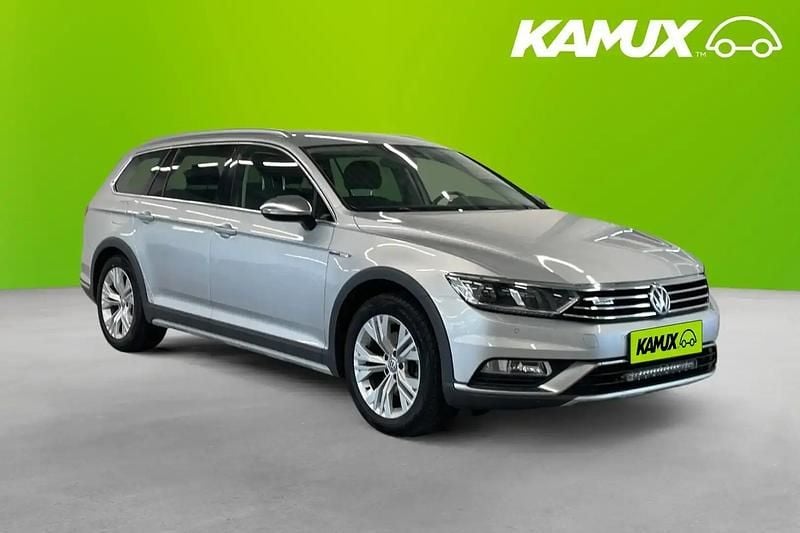 Silver/grå Begagnad 2017 VW Passat Kombi | 224 800 kr (Dyr) - Bild 1/4