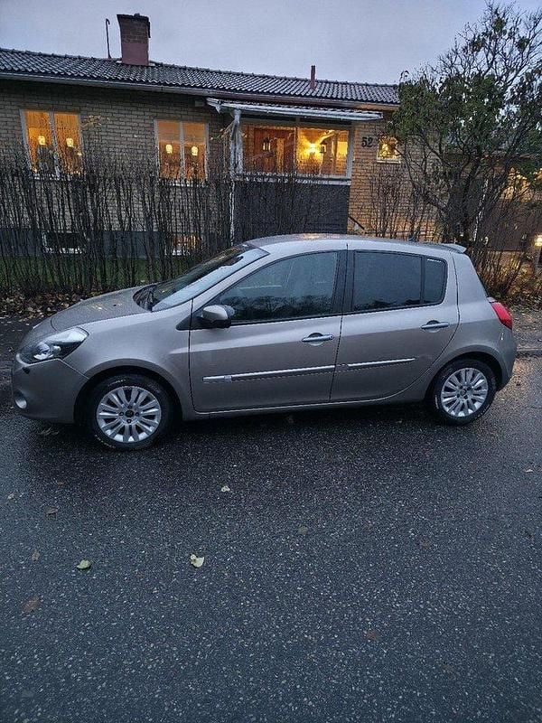 Brun Begagnad 2010 Renault Clio II Halvkombi | 39 000 kr (Dyr) - Bild 1/4